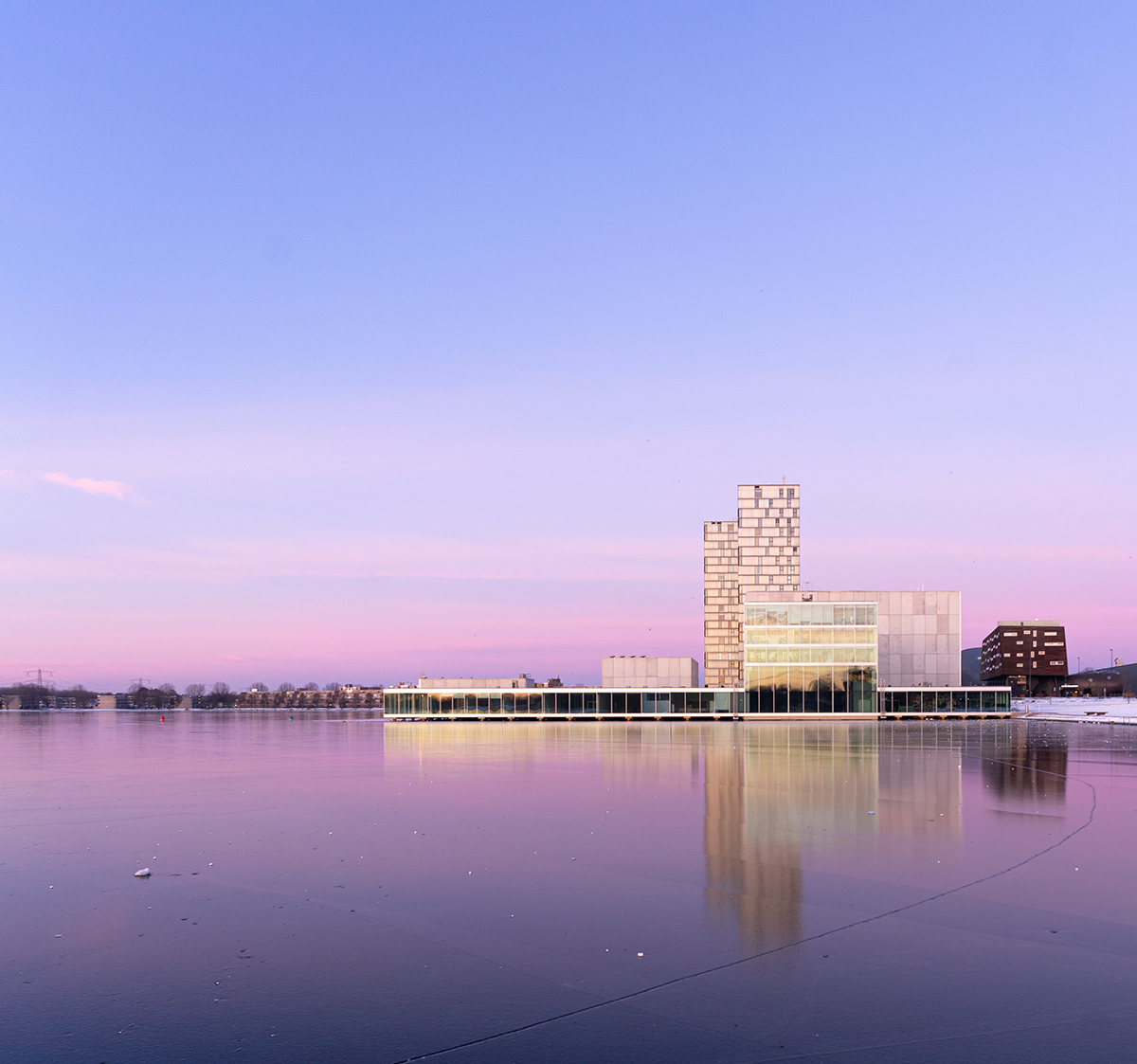 Stadsschouwburg vanaf het ijs